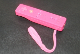 Originalbild zum Tauschartikel Nintendo Wii/Wii U Remote Plus pink rosa